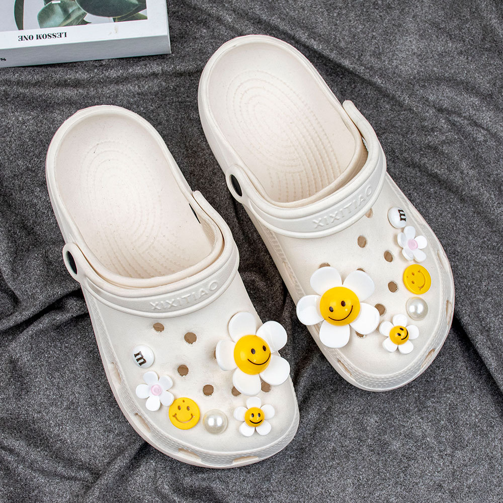INS Korean version of Croc Shoes Decorated with Daisy Smiley Flower Acrylic Sunflower Shoe Buckle Shoe Flower