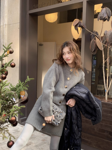 Gray soft waxy knitted cardigan with gold buckle texture, loose slimming A-line skirt and sweater two-piece suit