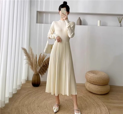 French Hepburn style knitted dress for women in autumn and winter new temperament slimming bottoming skirt half turtleneck sweater dress