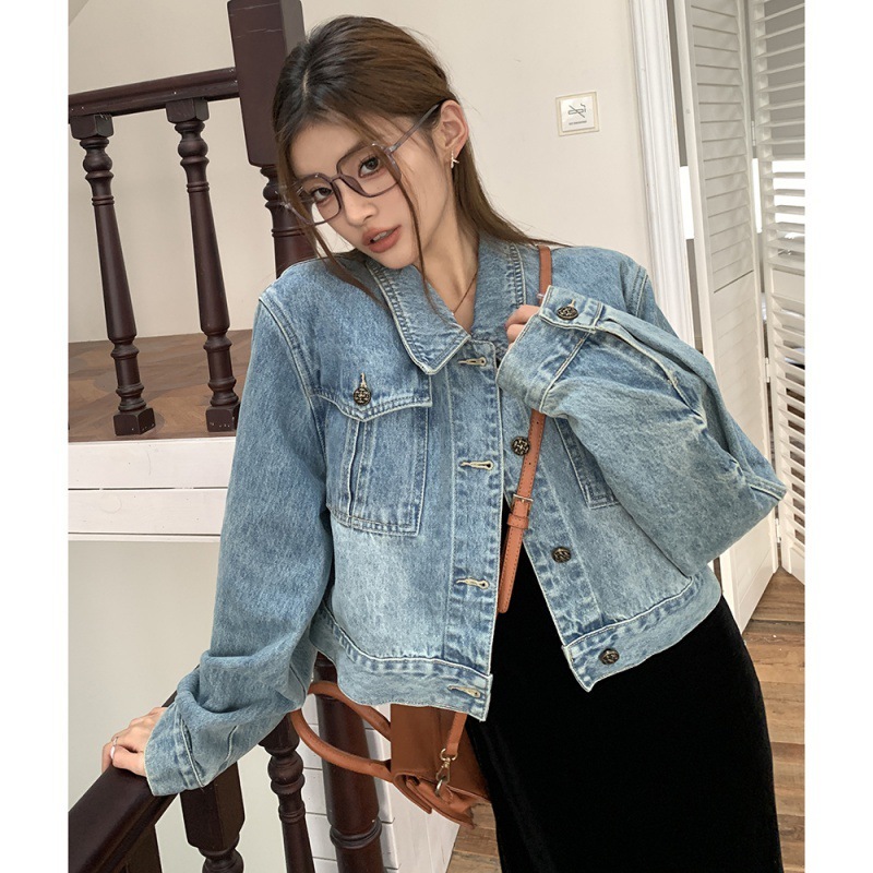 Actual shot of 2024 autumn new style retro blue casual denim jacket for women, fashionable and slim short coat trendy