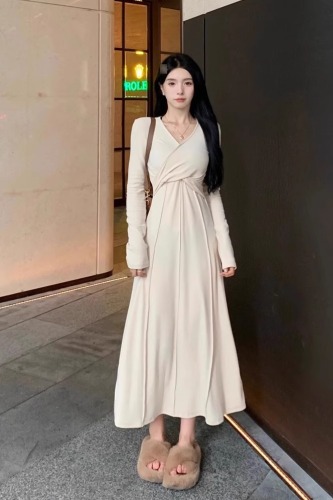 Large size French gentle V-neck knitted dress for women in autumn, with a high-end sense for fat mm, waist slimming and temperament long skirt