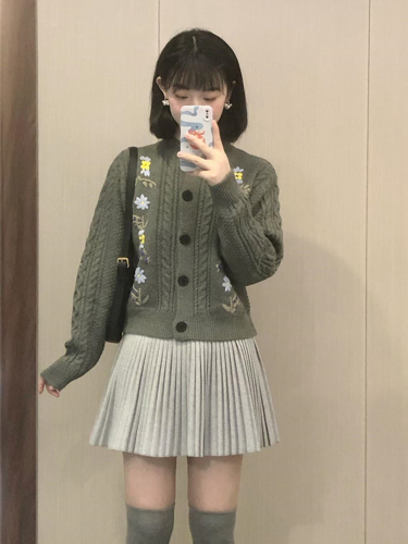 Hand-embroidered gray wool knitted cardigan for women in autumn and winter, Korean retro round neck sweater jacket, spring and autumn design