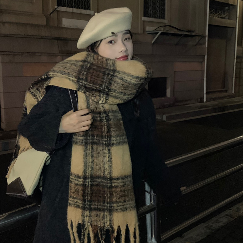 Retro Maillard Chen Korean style atmospheric plaid scarf women's winter warm shawl imitation plush all-match scarf