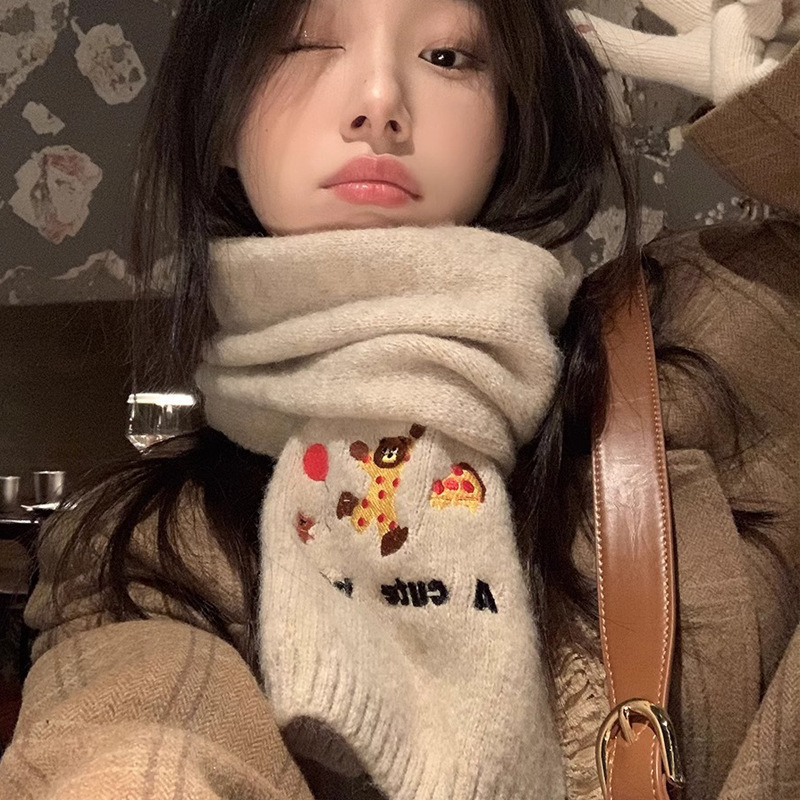 Cute bear embroidered scarf 2024 winter new style female student style warm and versatile couple style windproof scarf