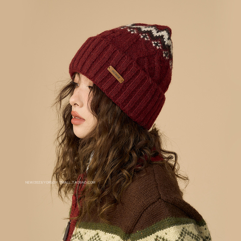 American retro burgundy knitted woolen hat for women in autumn and winter, Christmas and holiday warm ear protection and face-showing small cold hat