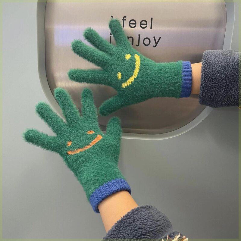 New smiling face minute-hand knitted gloves for women in winter, warm and cold-proof, plus velvet, cute full-finger cycling students
