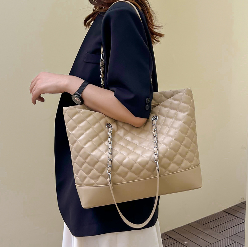 Large-capacity bag for women, new texture, niche diamond chain, autumn and winter class commuter bag, tote bag
