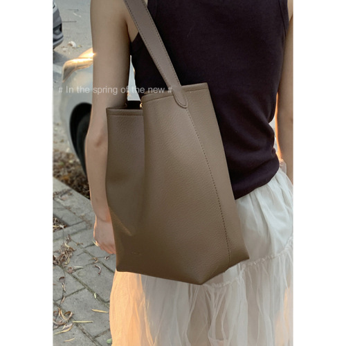 Retro high-end armpit bag women's bag 2024 new simple large-capacity bucket bag wide shoulder strap shoulder bag