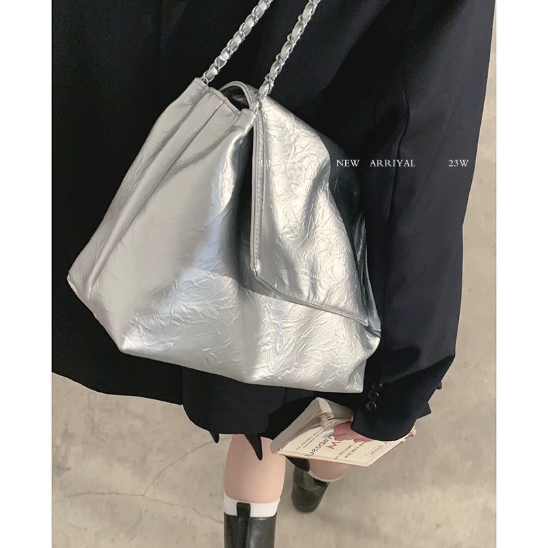 Niche design 2024 new textured armpit bag Large capacity chain bag Fashionable and versatile shoulder crossbody bag