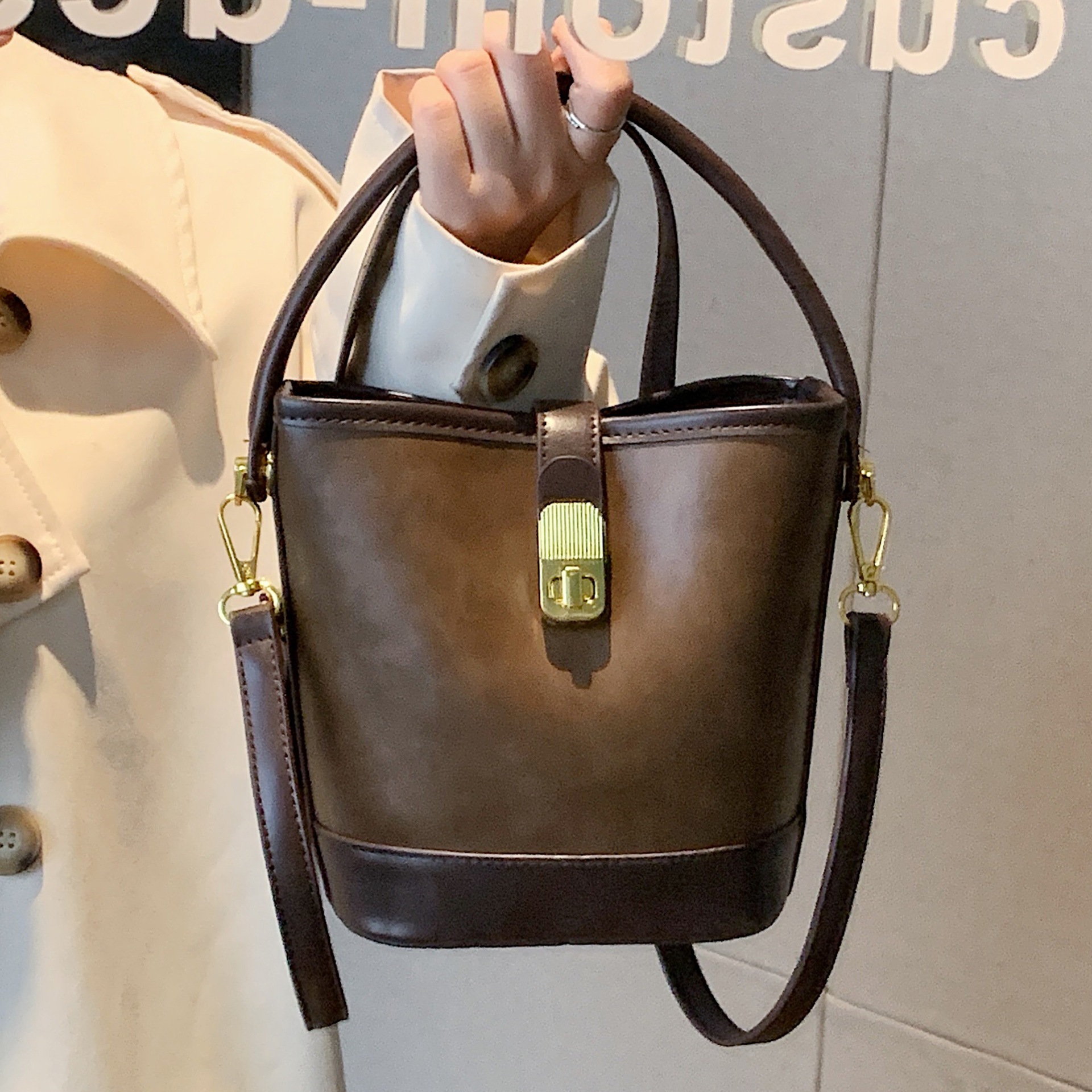 High-end fashion handbag women's new autumn and winter retro simple bucket bag niche cross-body shoulder bag