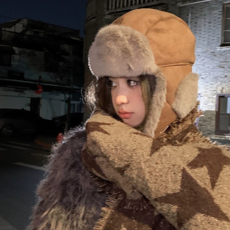 Suede plush hat for women in autumn and winter, face-revealing, small ear-protecting knitted hat, thickening, cycling and skiing, cold-proof Lei Feng hat