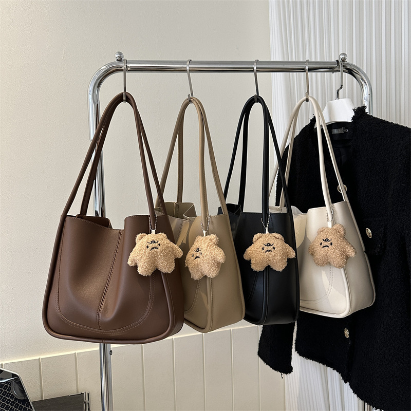 Large-capacity retro winter new style pendant with texture, casual, simple and fashionable commuter shoulder tote bag