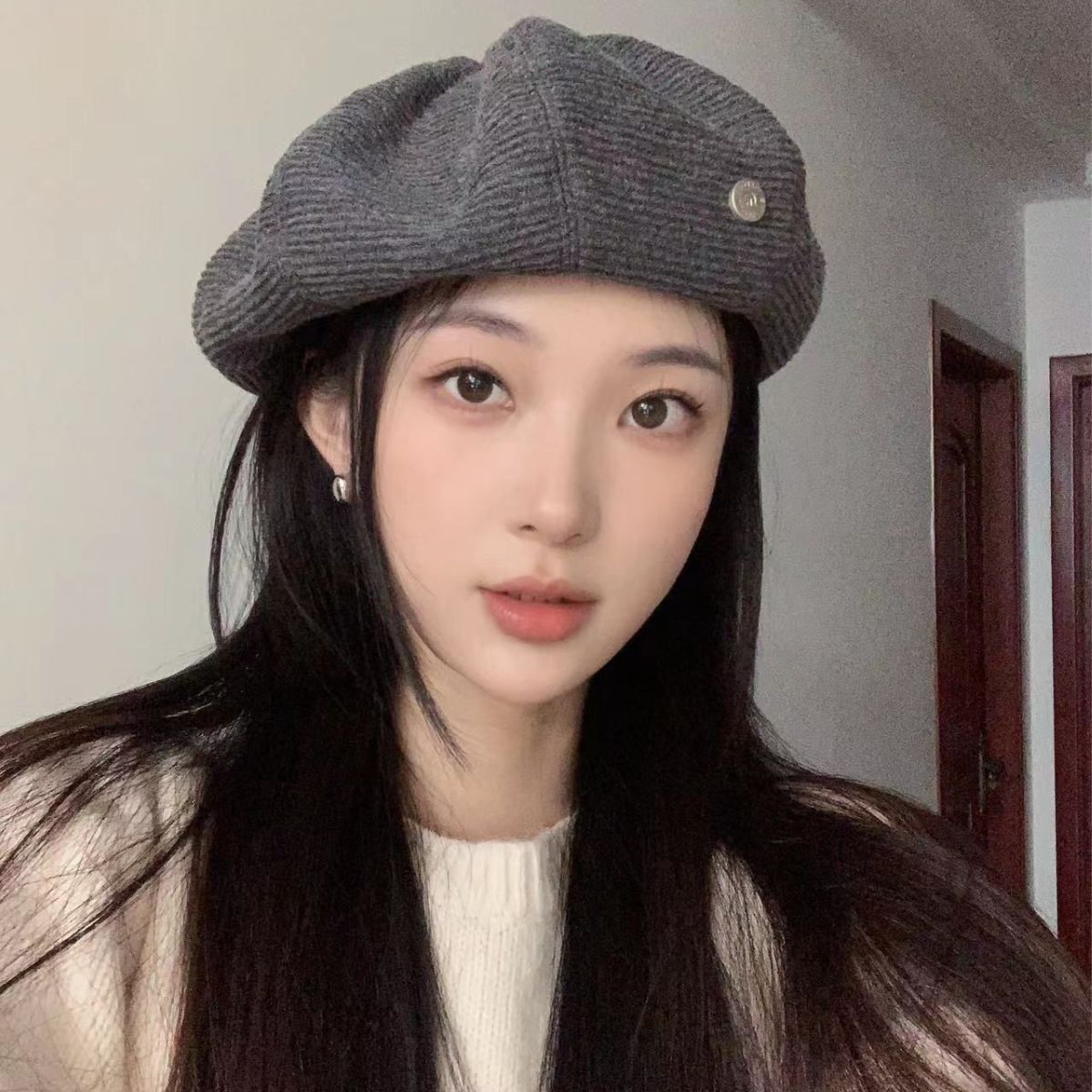 Autumn and winter new style small beret with small letters showing face, Korean version for women with big head, all-match temperament painter hat for street wear