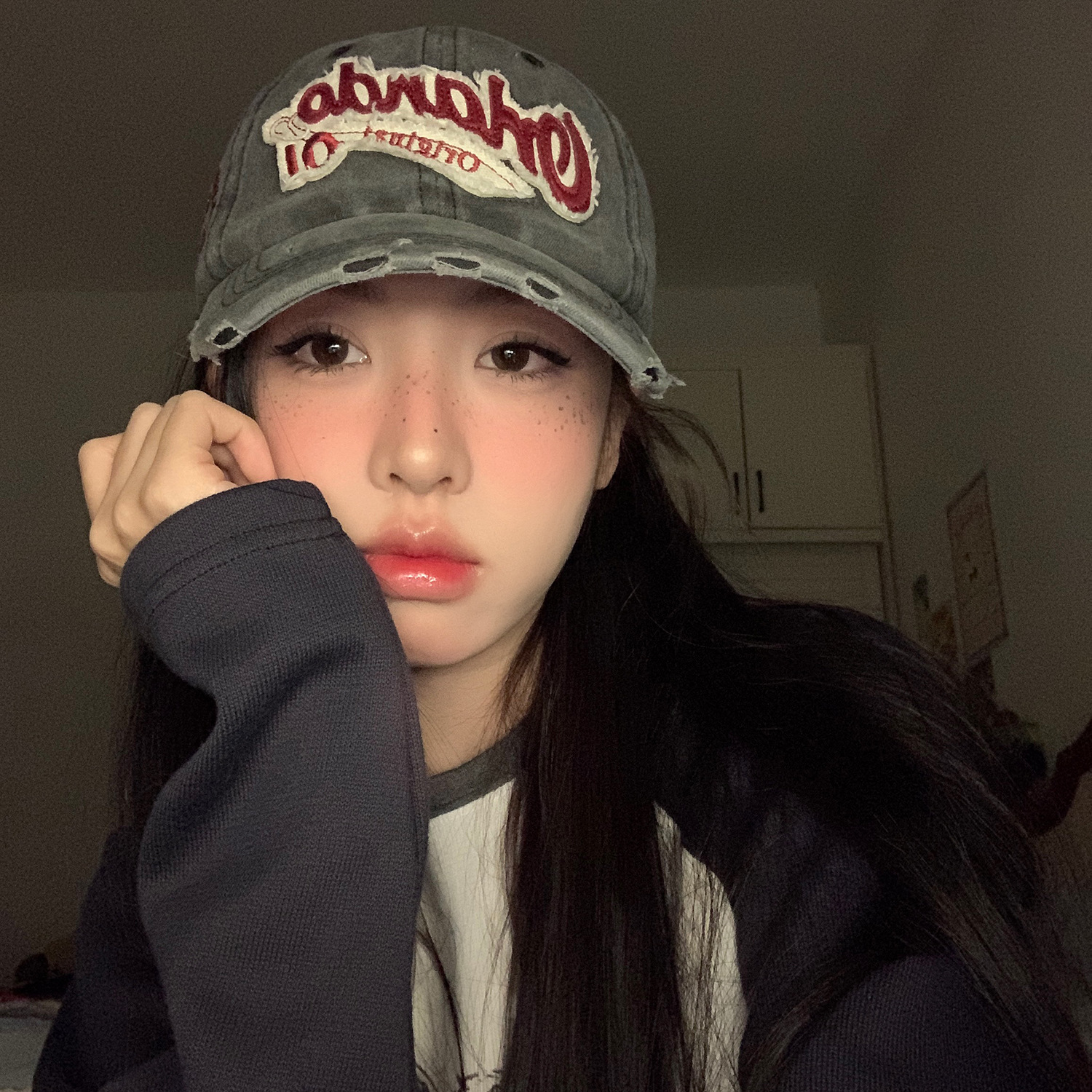 New retro fashionable old English embroidered baseball cap showing face small short brim sunshade casual denim peaked hat for women