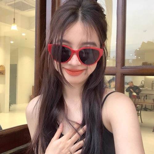 Korean style square retro red sunglasses for hot girls, high-end and versatile anti-UV sunglasses for photo taking