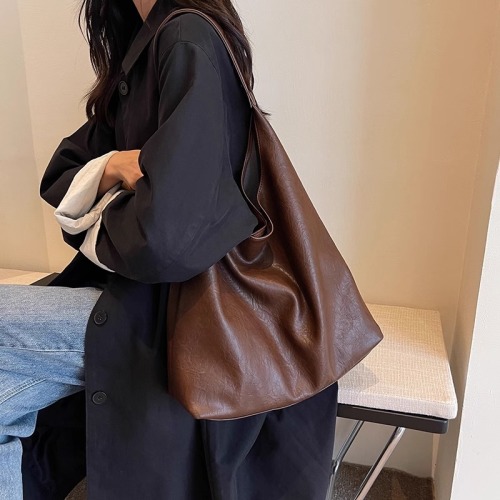 Large-capacity bag women's autumn and winter 2024 new versatile shoulder bucket bag textured mother-in-law class commuting tote bag