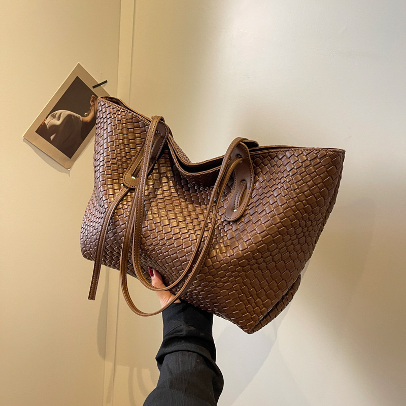 Hot style high-end large-capacity woven armpit tote bag women's bag 2024 commuter new retro portable shoulder bag