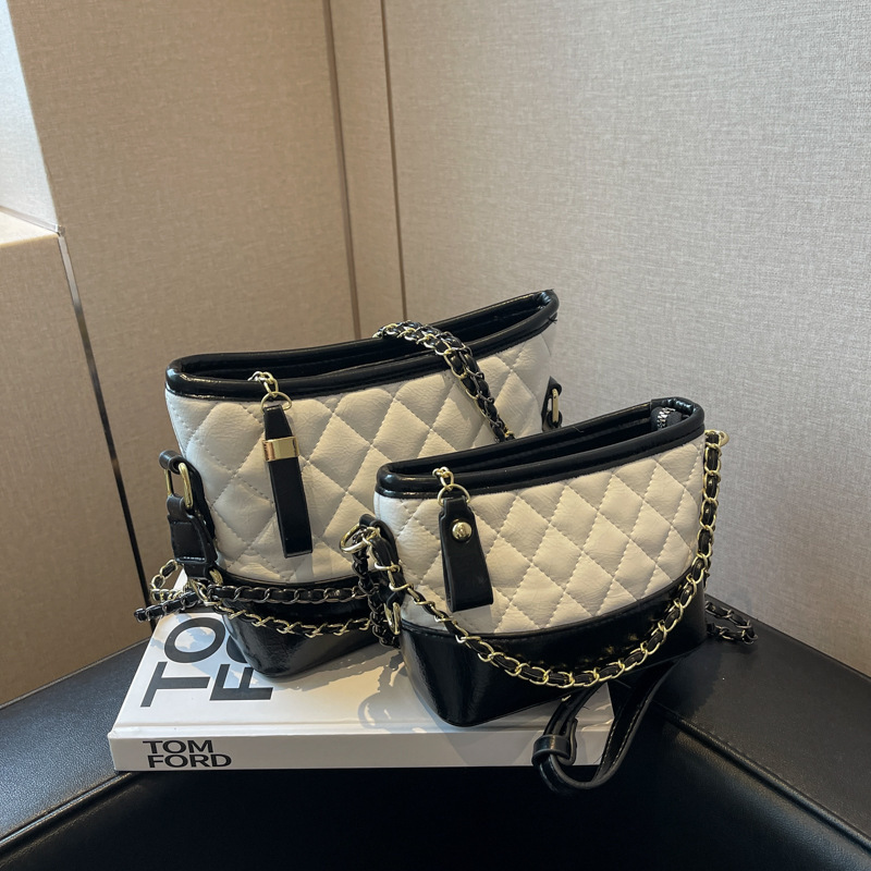 This year’s popular shoulder bag, versatile women’s bag, 2024 new fashion rhombus crossbody bag, chain splicing hobo bag