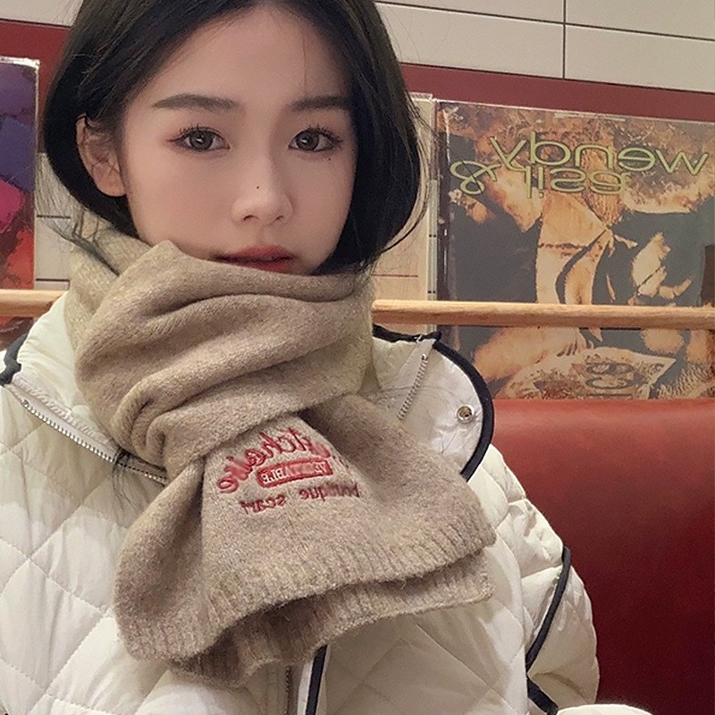 2024 new knitted wool scarf for girls in autumn and winter, high-end Korean style warm letter neck scarf and neck shawl
