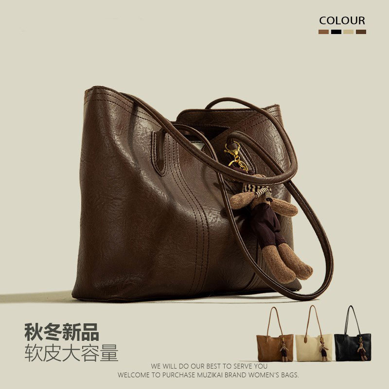 High-end textured bag summer retro large-capacity shoulder bag 2024 new trendy soft leather versatile commuting tote bag