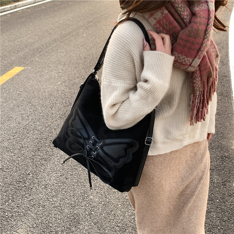 Cross-border retro commuter bag women's autumn and winter 2024 new single shoulder butterfly armpit bag multi-carry method large capacity backpack