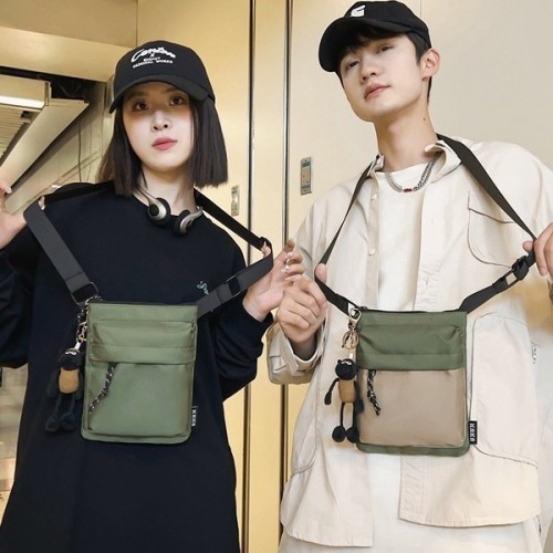 2024 new men and women simple literary style single shoulder crossbody bag commuting sports versatile casual small square bag mobile phone bag