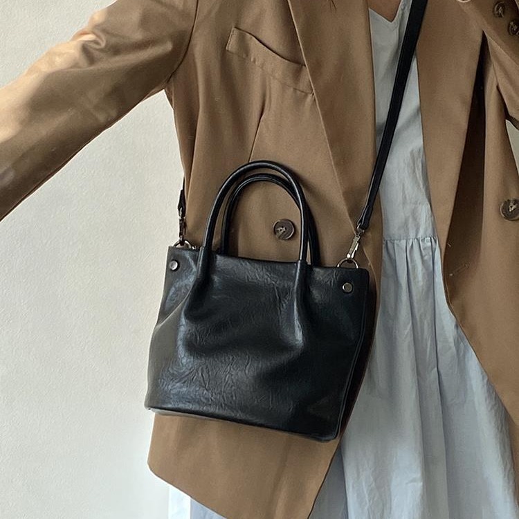 Internet celebrity model 2024 niche design new women's bag spring and summer retro bucket bag handheld small bag single shoulder crossbody small