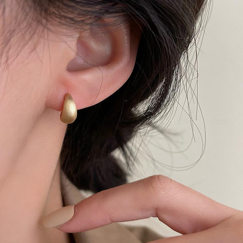 Minimalist style~Matte C-shaped earrings for women, simple and cold style personalized earrings, retro high-end niche earrings