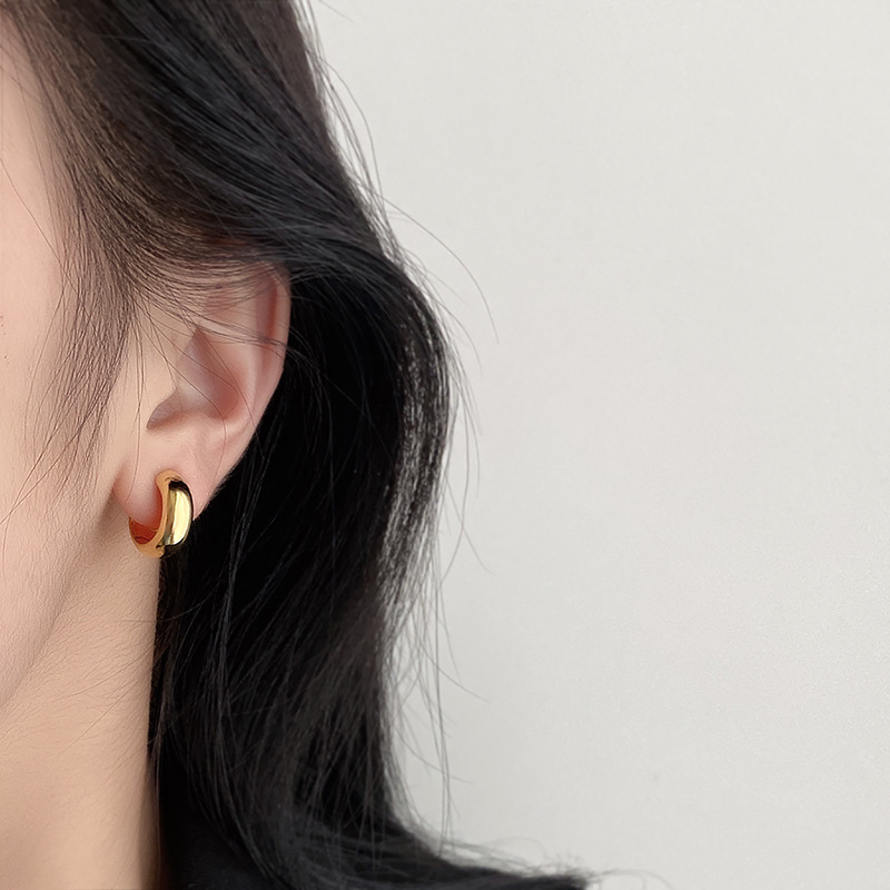 Small C-shaped glossy geometric pattern incense disc earrings for women without piercing, wearable earrings, elegant earrings