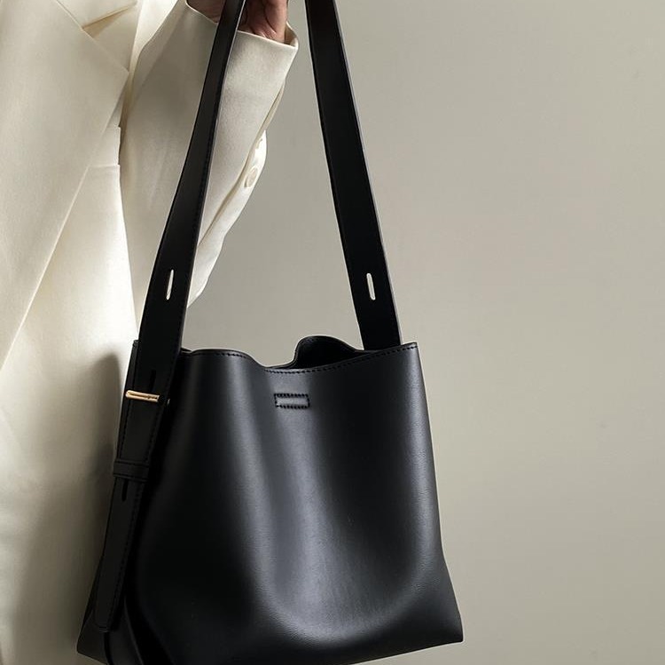 Internet celebrity model 2024 niche design new women's bag-like commuting tote bag large capacity single shoulder crossbody bag