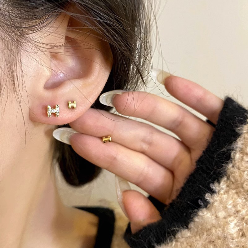 S925 silver needle H letter earrings for women, small earrings with pierced ears, light luxury, no need to take off earrings when sleeping