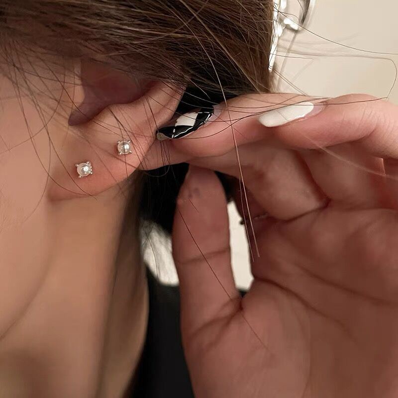 S925 sterling silver simple mini four-claw pearl earrings, feminine, exquisite, compact and versatile, ear-piercing student earrings