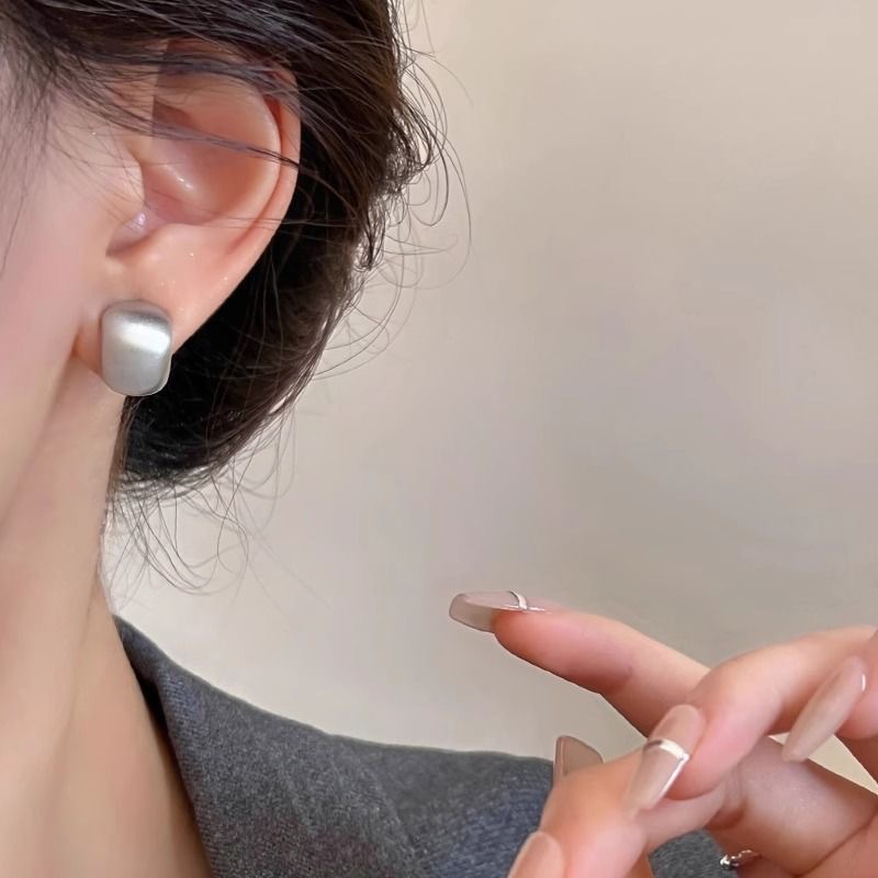 Frosted Brushed Peas Earrings French Retro Cold Style Matte Mosquito Repellent Ear Clips Simple and Versatile No-Piercing Earrings