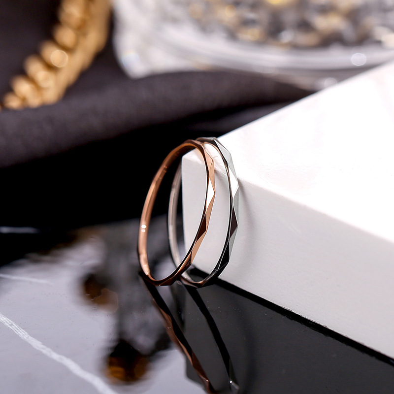 Internet celebrity popular fashion titanium steel rose gold thin V-shaped flower ring non-fading ins food ring tail ring