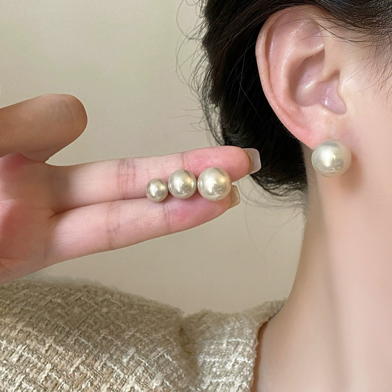 High-gloss champagne color pearl earrings for women, simple, compact and versatile, pierced earrings, new popular ear jewelry