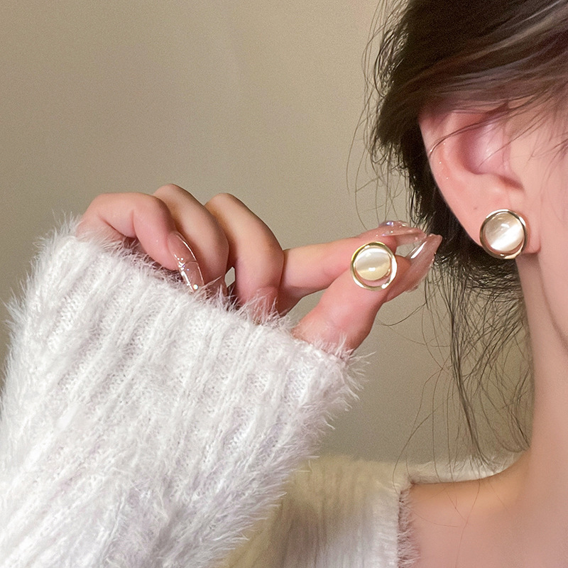 Hong Kong style retro round cat's eye stone earrings for women, light luxury earrings, niche design, simple and versatile earrings