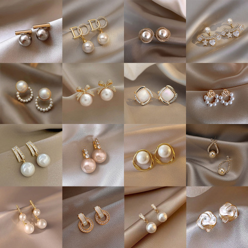Fashionable and high-end pearl earrings French niche retro light luxury earrings for women simple and versatile pearl earrings
