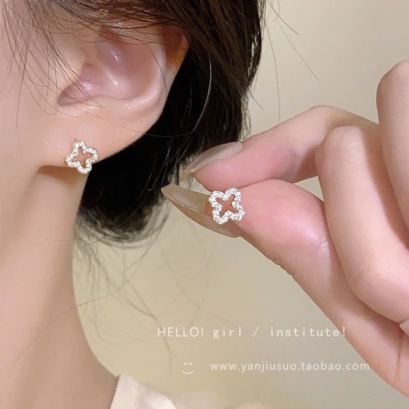 S925 Silver Needle Four-leaf Clover Earrings for Women Sleeping, No Picking, High-end Earrings, Simple and Small Earrings