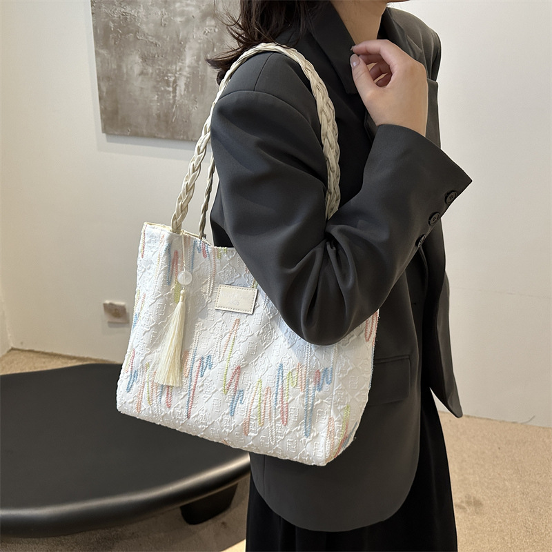 Embroidery thread foreign style 2024 summer new style casual personality commuting design tote armpit single shoulder large women's bag