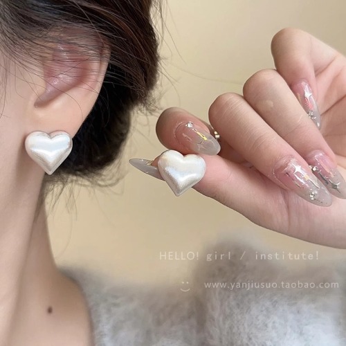 Cold wind brushed metal love earrings for women new hot style earrings for women light luxury high-end heart-shaped earrings