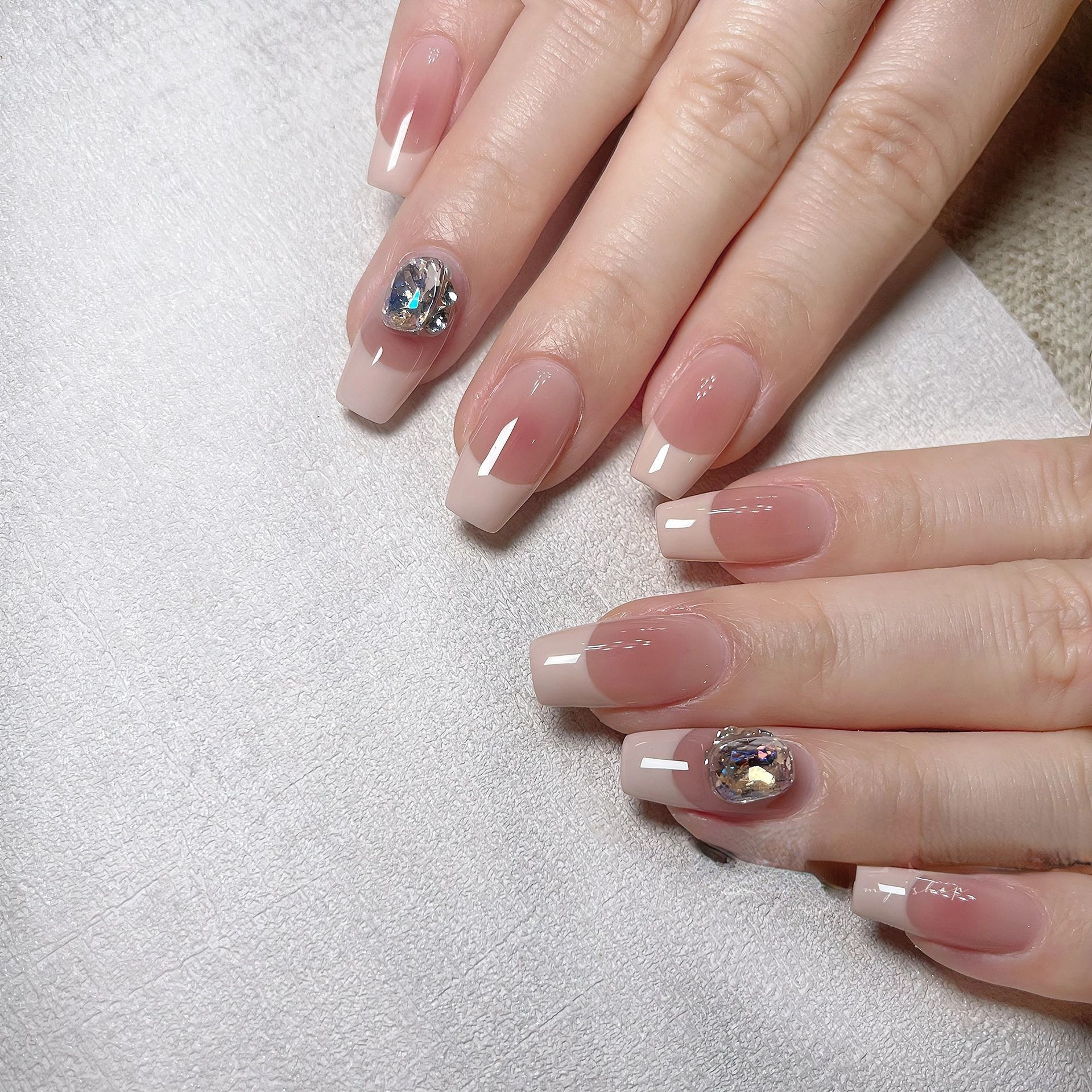 [Gray pink piled diamond French style] Blush fake nails finished handmade wearable nails to show whitening manicure detachable mid-length style
