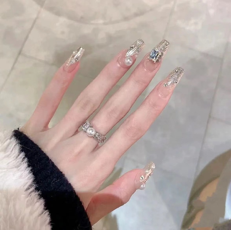A Gu manicure factory wears nails. It has a cool temperament and can be wholesaled. It shows white, waterproof and removable fake nails.