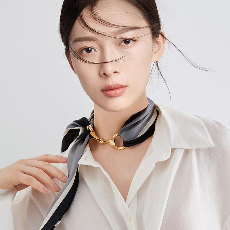 Horsebit scarf buckle, high-end women's luxury scarf brooch buckle, versatile Wang Manni's same style horseshoe buckle