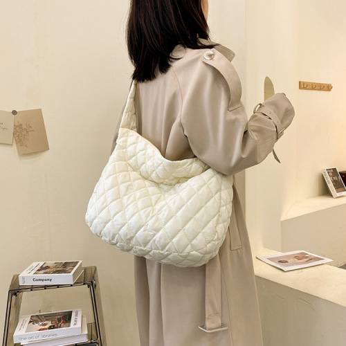 Autumn and winter 2024 new shoulder bag women's cloud pleated casual personality large-capacity cotton bag crossbody bag commuting