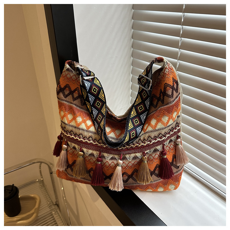 Fashion ethnic style tassel shoulder bag 2024 popular new tote bag crossbody bag travel Chinese style women's bag trend