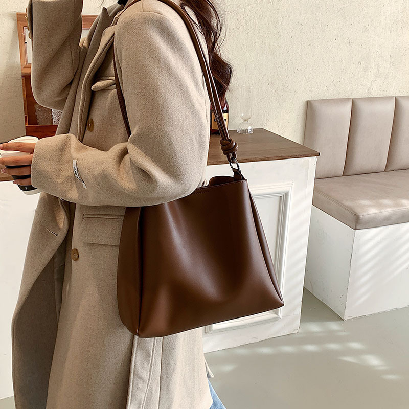 Retro large bag for women 2024 autumn and winter new fashion versatile texture shoulder bag foreign fashion bucket bag
