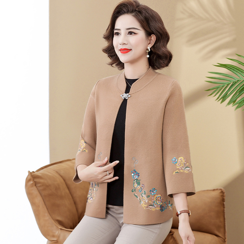 Mom's autumn coat, short, foreign style, small fragrant top, middle-aged and elderly women's spring and autumn two-piece sweater cardigan