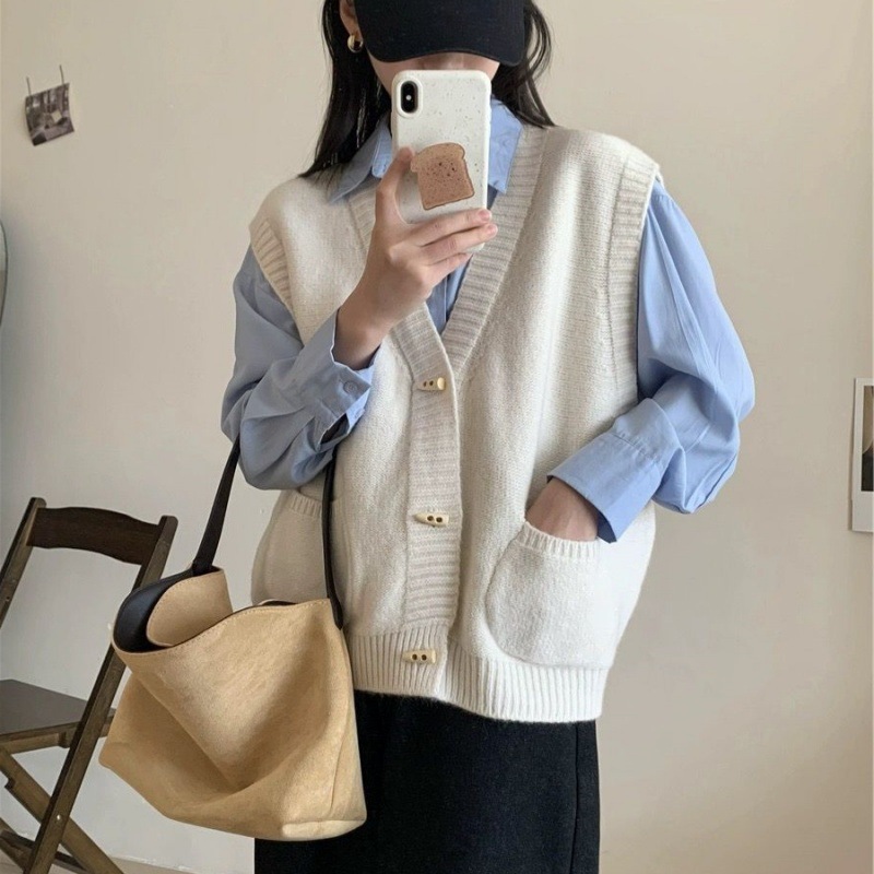 Korean style autumn and winter new retro gentle style horn button design V-neck pocket loose sweater layered vest