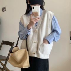 Korean style autumn and winter new retro gentle style horn button design V-neck pocket loose sweater layered vest