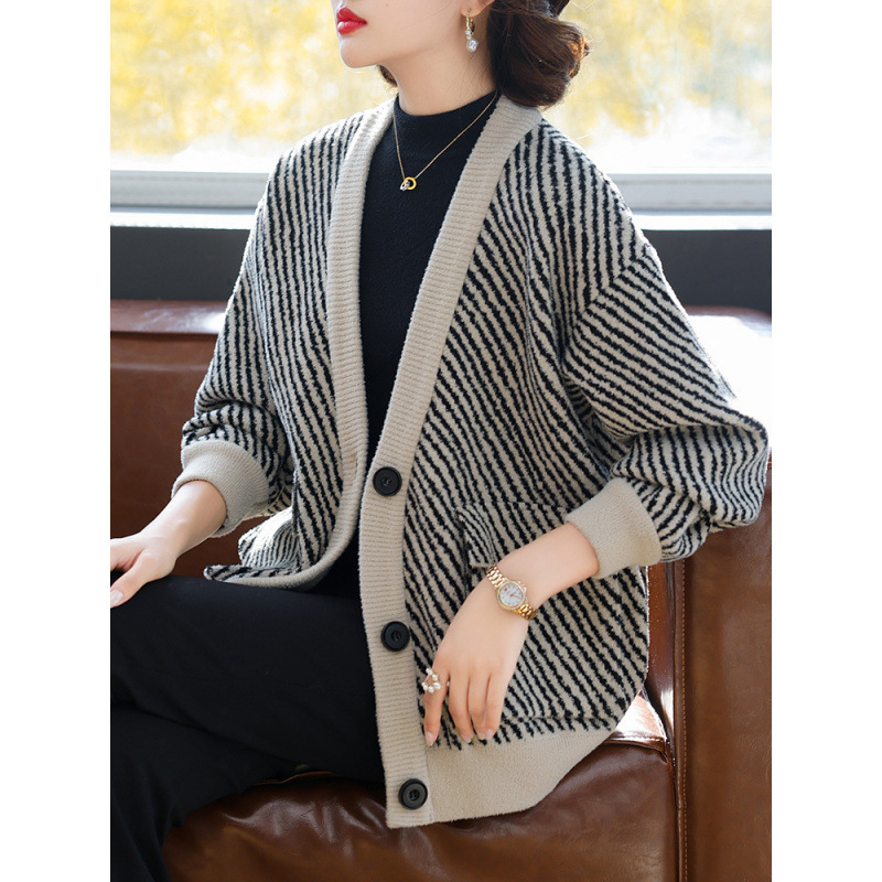Mom's style short coat middle-aged women's spring wear 2024 new sweater cardigan middle-aged and elderly spring and autumn tops